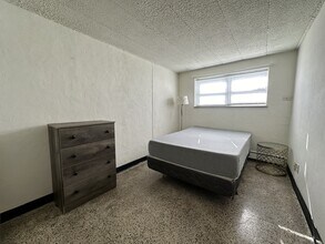 2441 Holmes St in Rockford, IL - Building Photo - Building Photo
