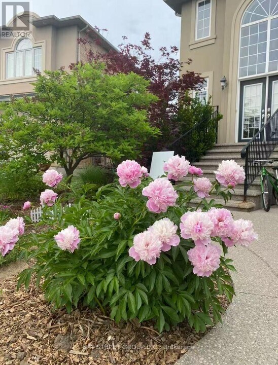 8 Charity Ct in Hamilton, ON - Building Photo