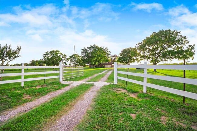 13227 FM 362 in Waller, TX - Foto de edificio - Building Photo