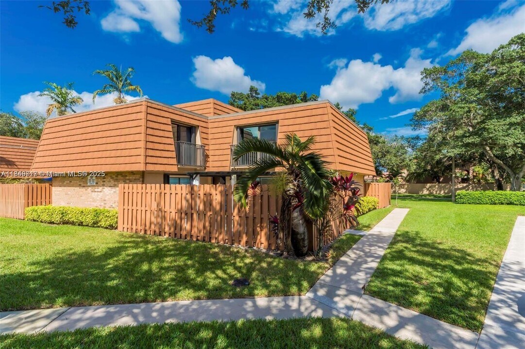2551 Camelot Ct in Hollywood, FL - Foto de edificio