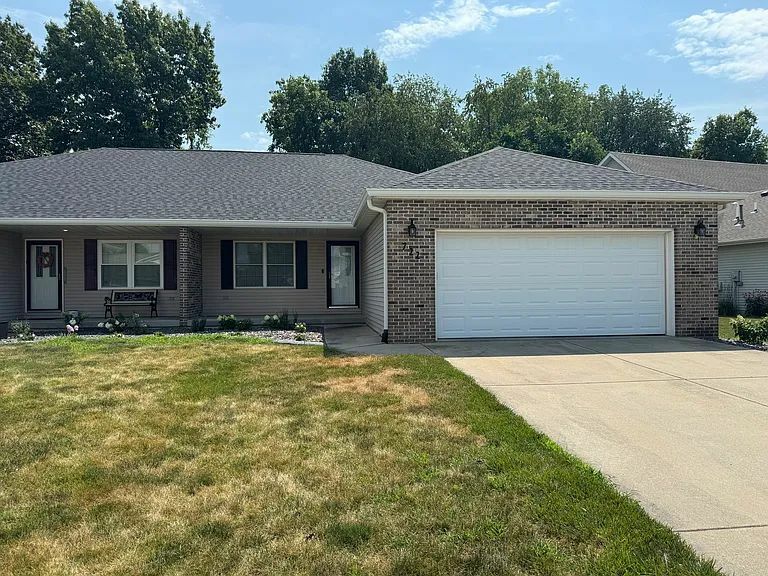 722 Woodridge Dr in Sherman, IL - Foto de edificio
