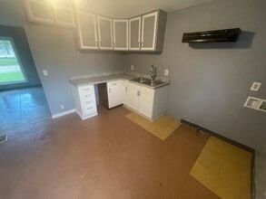 906 Moore St in Danville, IL - Building Photo - Building Photo