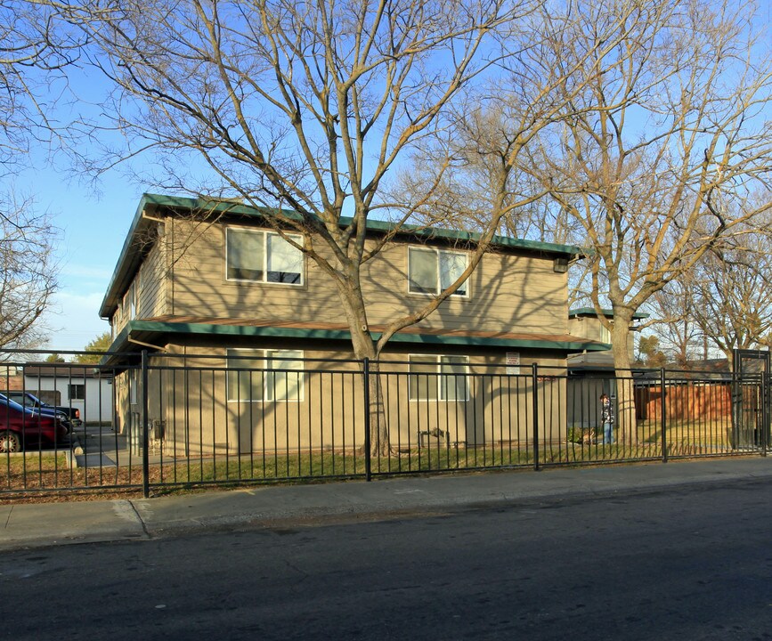 5259 Young St in Sacramento, CA - Foto de edificio