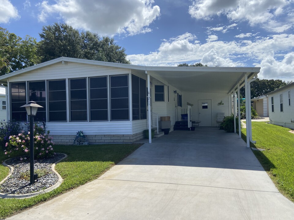 211 Woodbine Dr in Sebring, FL - Building Photo