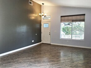 10911 Martingale Dr in Bakersfield, CA - Building Photo - Building Photo