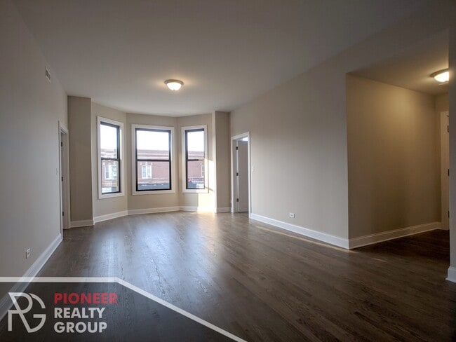 3401 W Fullerton Ave, Unit 2 in Chicago, IL - Foto de edificio - Building Photo
