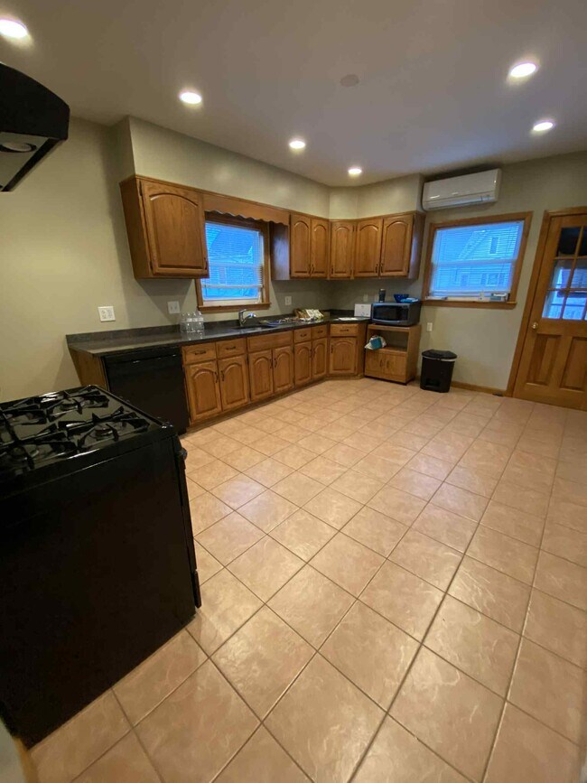 52 Pearson Rd, Unit 2 in Somerville, MA - Building Photo - Building Photo