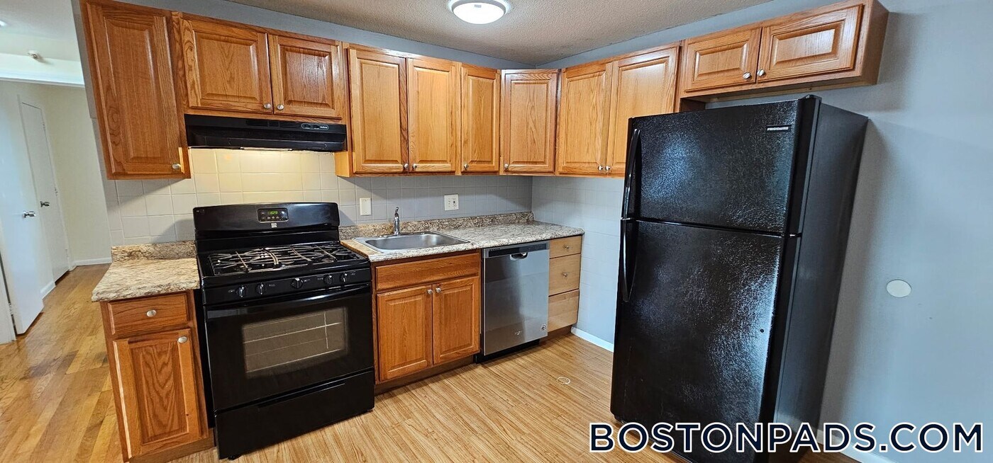 18 Belmont St in Lowell, MA - Building Photo