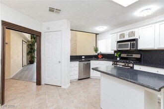 1805 Derbyshire Dr in Las Vegas, NV - Building Photo - Building Photo