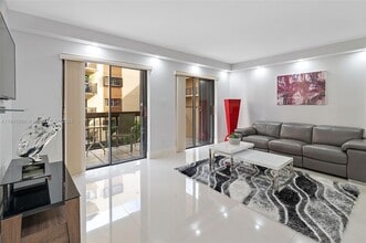 5249 NW 7th St in Miami, FL - Building Photo - Building Photo