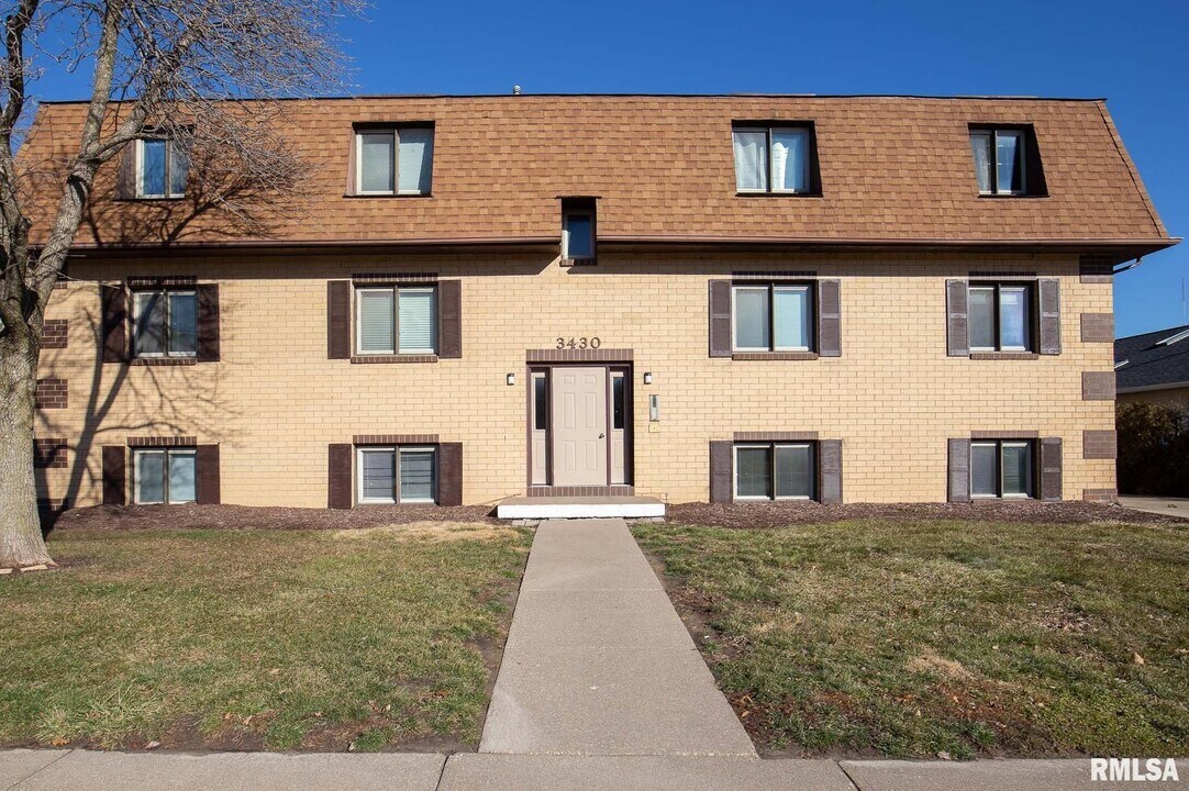 3430 Holiday Ct in Bettendorf, IA - Building Photo
