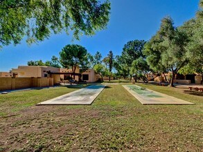 8940 W Olive Ave in Peoria, AZ - Foto de edificio - Building Photo