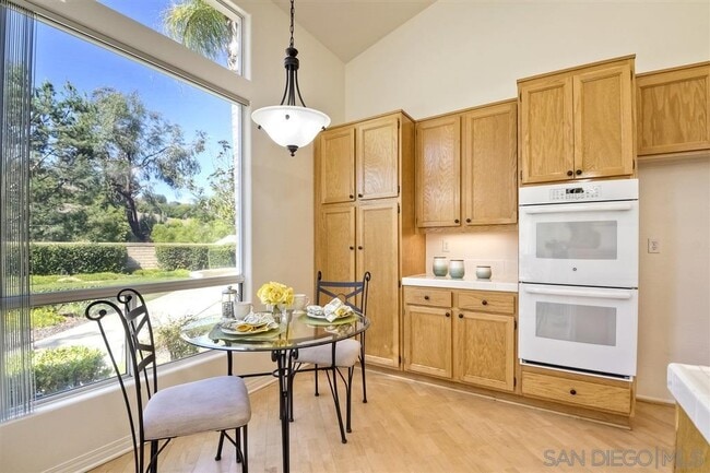 4904 Bella Collina St in Oceanside, CA - Foto de edificio - Building Photo