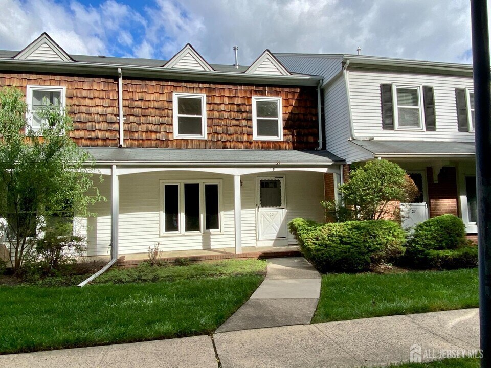22 Maddaket Ct in Scotch Plains, NJ - Building Photo