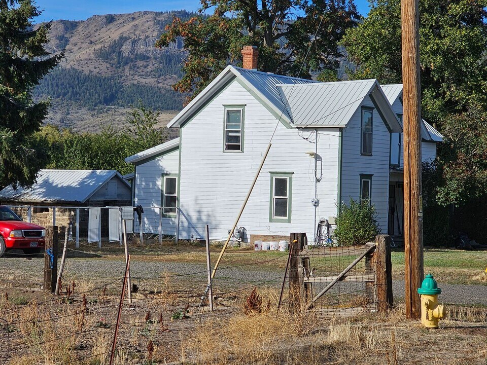 614 W Arch St in Union, OR - Building Photo