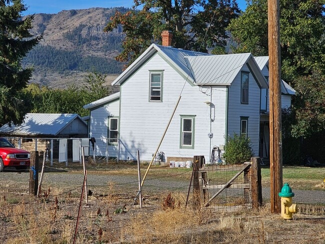 property at 614 W Arch St