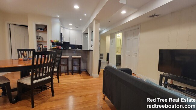 1815 Beacon St in Brookline, MA - Building Photo - Building Photo