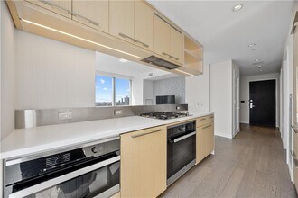 252 South St in New York, NY - Building Photo - Building Photo