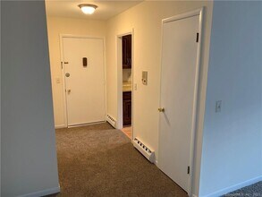 136 Deer Hill Ave in Danbury, CT - Building Photo - Building Photo