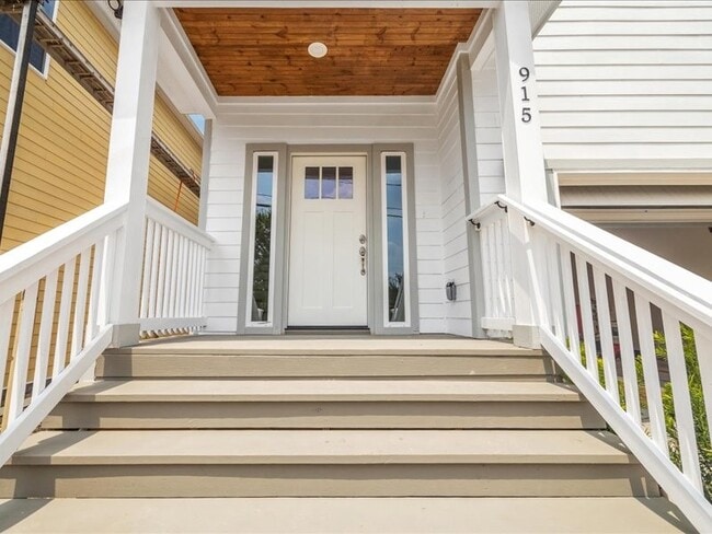 property at 915 E 37th St