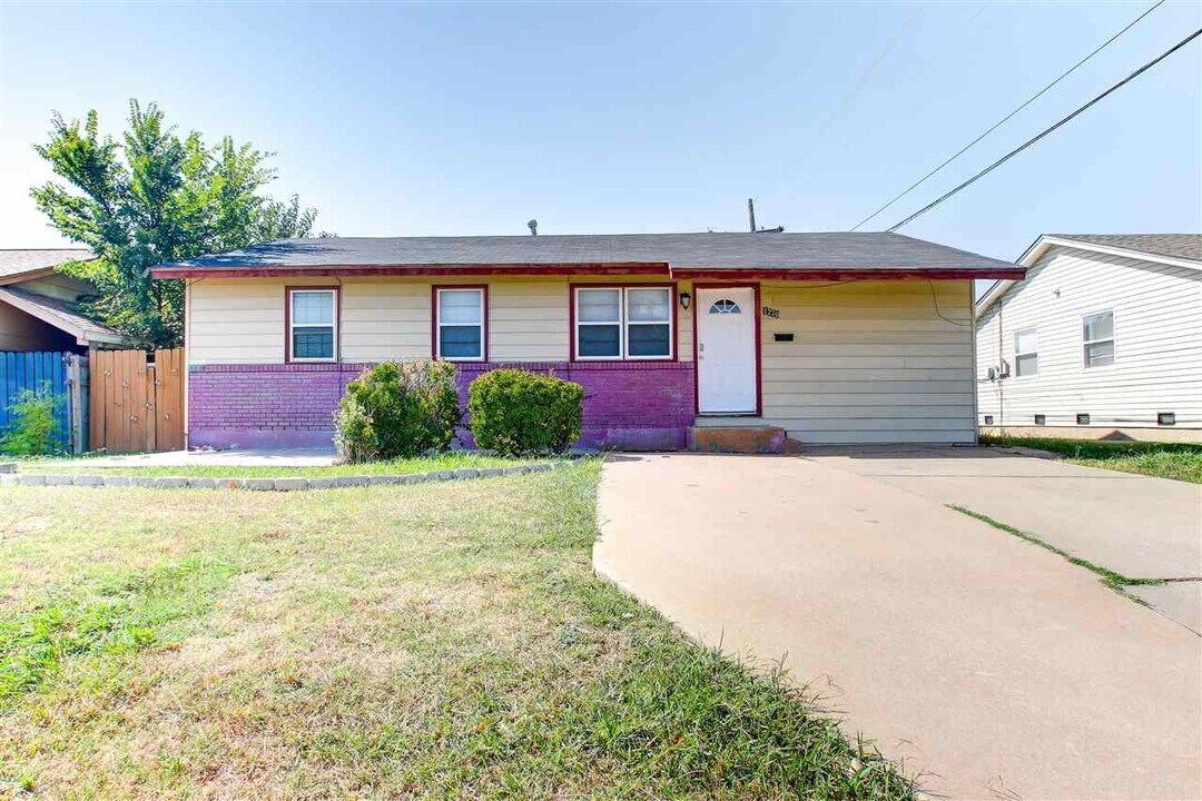 1270 NW 57th St in Lawton, OK - Building Photo
