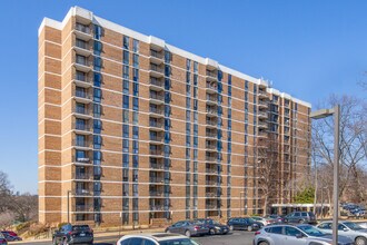 Idylwood Towers in Falls Church, VA - Building Photo - Building Photo