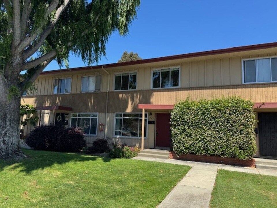 1543 Marina Ct in San Mateo, CA - Building Photo