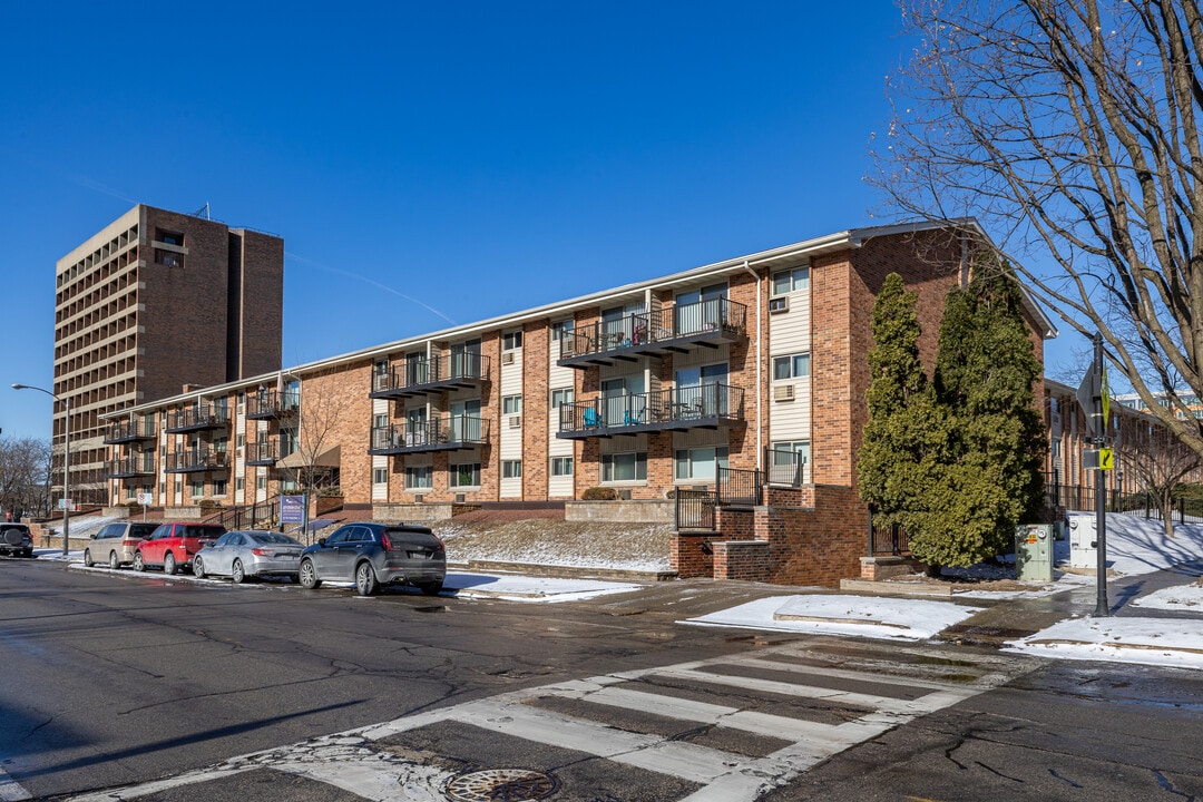 L' Hermitage in Milwaukee, WI - Building Photo