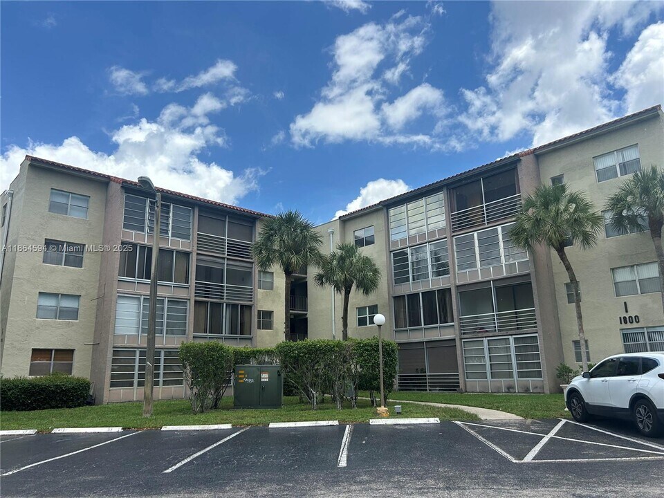 1800 SW 81st Ave in North Lauderdale, FL - Foto de edificio