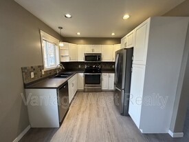 124-124 Mills Rd in Kelowna, BC - Building Photo