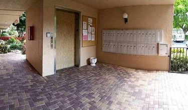 370 NW 76th Ave, Unit 104 in Margate, FL - Foto de edificio - Building Photo