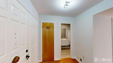 157 Willowbrook Dr in North Brunswick, NJ - Building Photo - Building Photo