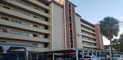 1101 Crystal Lake Dr-Unit -401 in Pompano Beach, FL - Building Photo - Building Photo