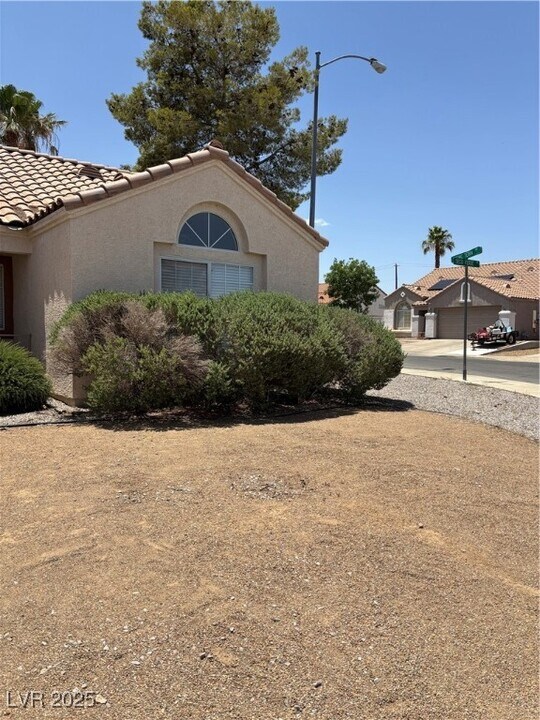 803 Seco Verde Ave in Henderson, NV - Building Photo