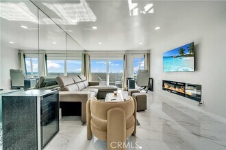 8400 De Longpre Ave in West Hollywood, CA - Building Photo - Building Photo