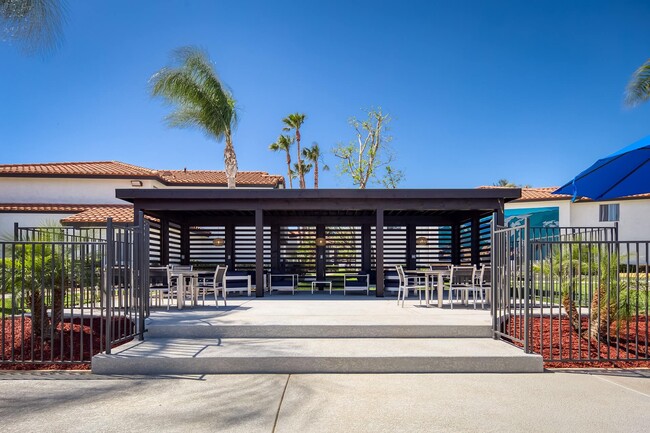 Sixteen60 Apartment Homes in San Bernardino, CA - Foto de edificio - Building Photo