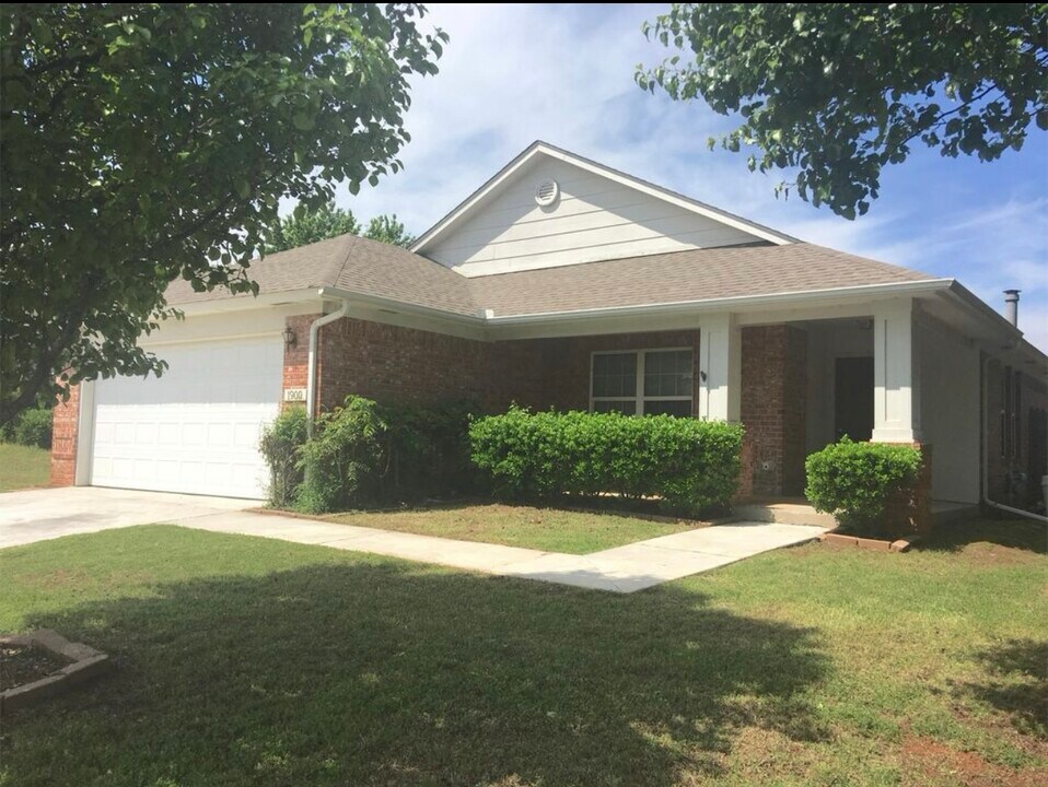 1900 E View Dr in Norman, OK - Building Photo