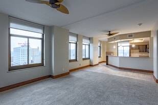 Davenport Bank Apartments in Davenport, IA - Building Photo