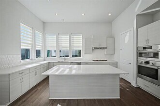 381 E Greenbriar Ln in Dallas, TX - Building Photo - Building Photo