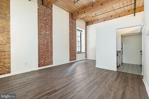 303 Vine St in Philadelphia, PA - Building Photo