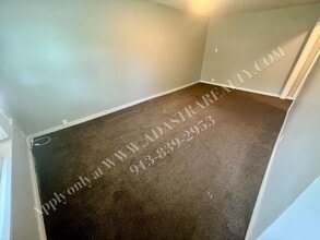 111 S Annie St in Olathe, KS - Foto de edificio - Building Photo