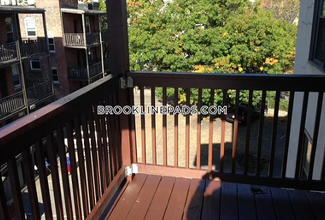 26 Hamilton Rd-Unit -2 in Brookline, MA - Foto de edificio - Building Photo