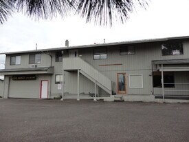 228 NE Ward Ave in Roseburg, OR - Building Photo