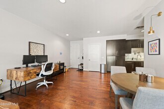 10878 Bloomfield St in Los Angeles, CA - Building Photo - Building Photo