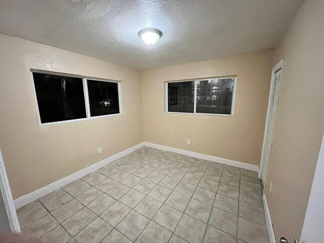 1260 NW 59th St, Unit 1260 in Miami, FL - Foto de edificio - Building Photo