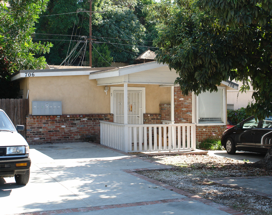 706 N Vendome St in Los Angeles, CA - Building Photo