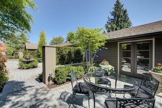 914 88th Ave NE in Medina, WA - Foto de edificio - Building Photo