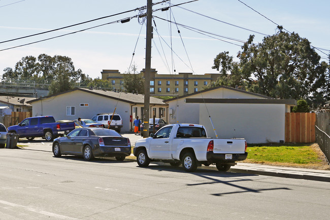 65 S Madeira Ave in Salinas, CA - Foto de edificio - Building Photo