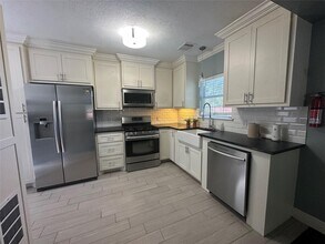 4924 Polk St in Houston, TX - Building Photo - Building Photo