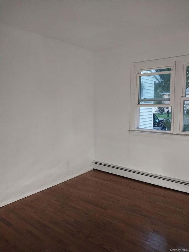 282 Whittier Dr in Mastic Beach, NY - Building Photo - Building Photo